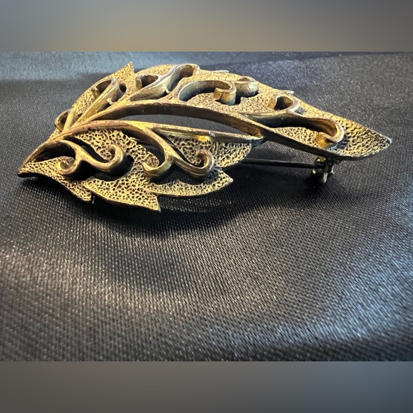 Leaf brooch Brass Gold Textured Swirls Leaves Modernist Boho brutalist Fall - Picture 6 of 9